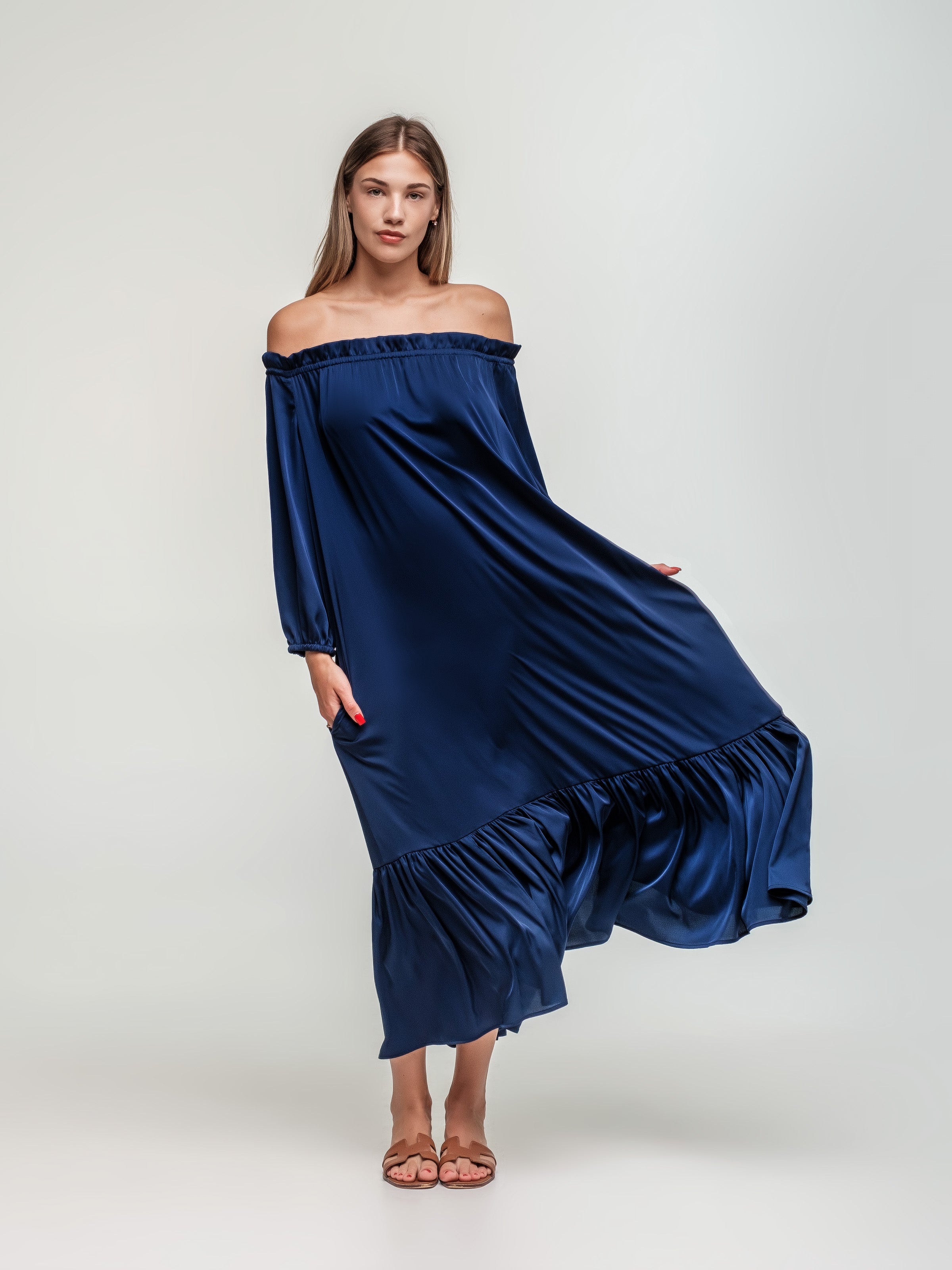 Airy dress with frill at the bottom off shoulder