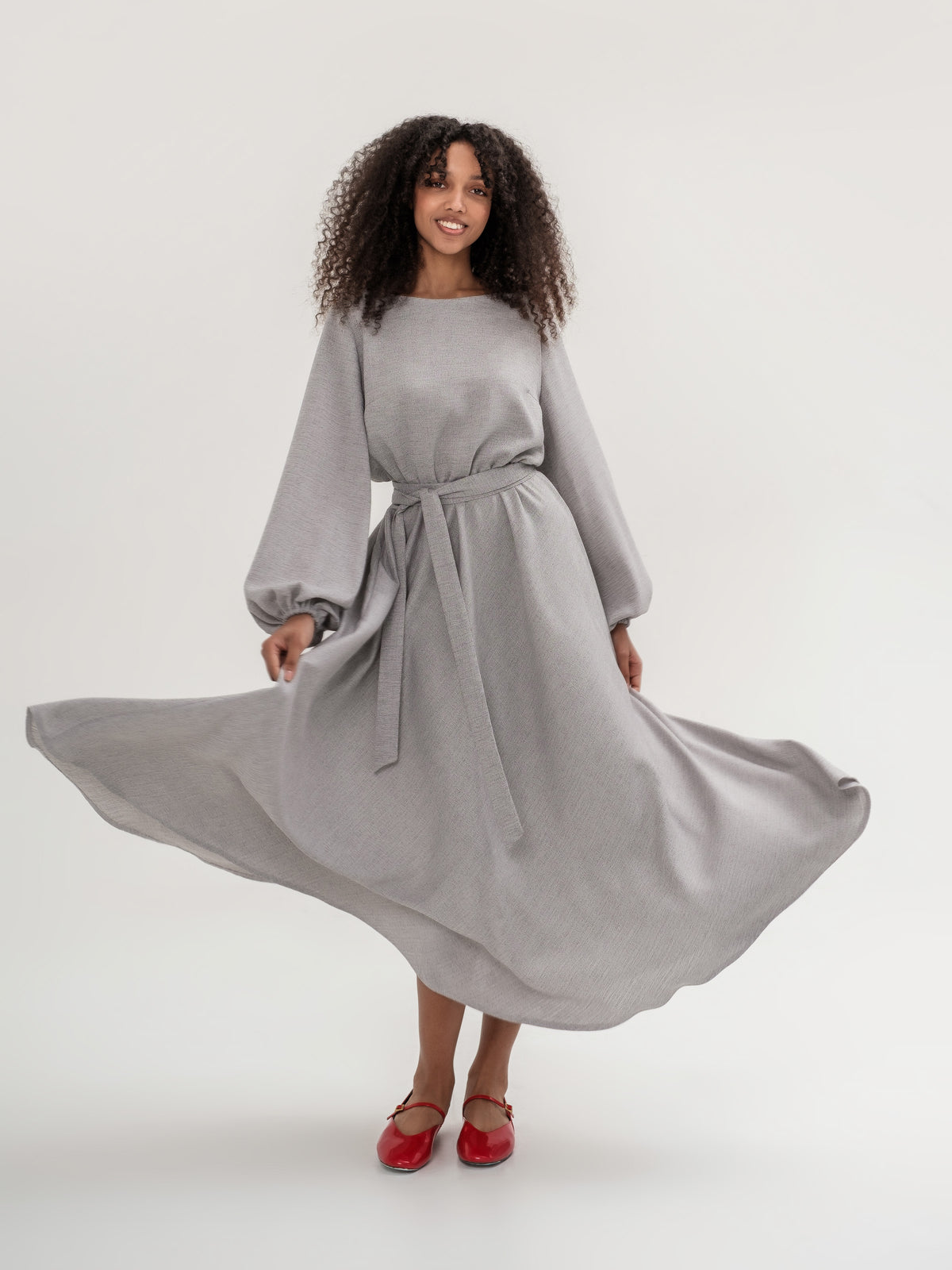 Light grey dress with long sleeves with tie belt