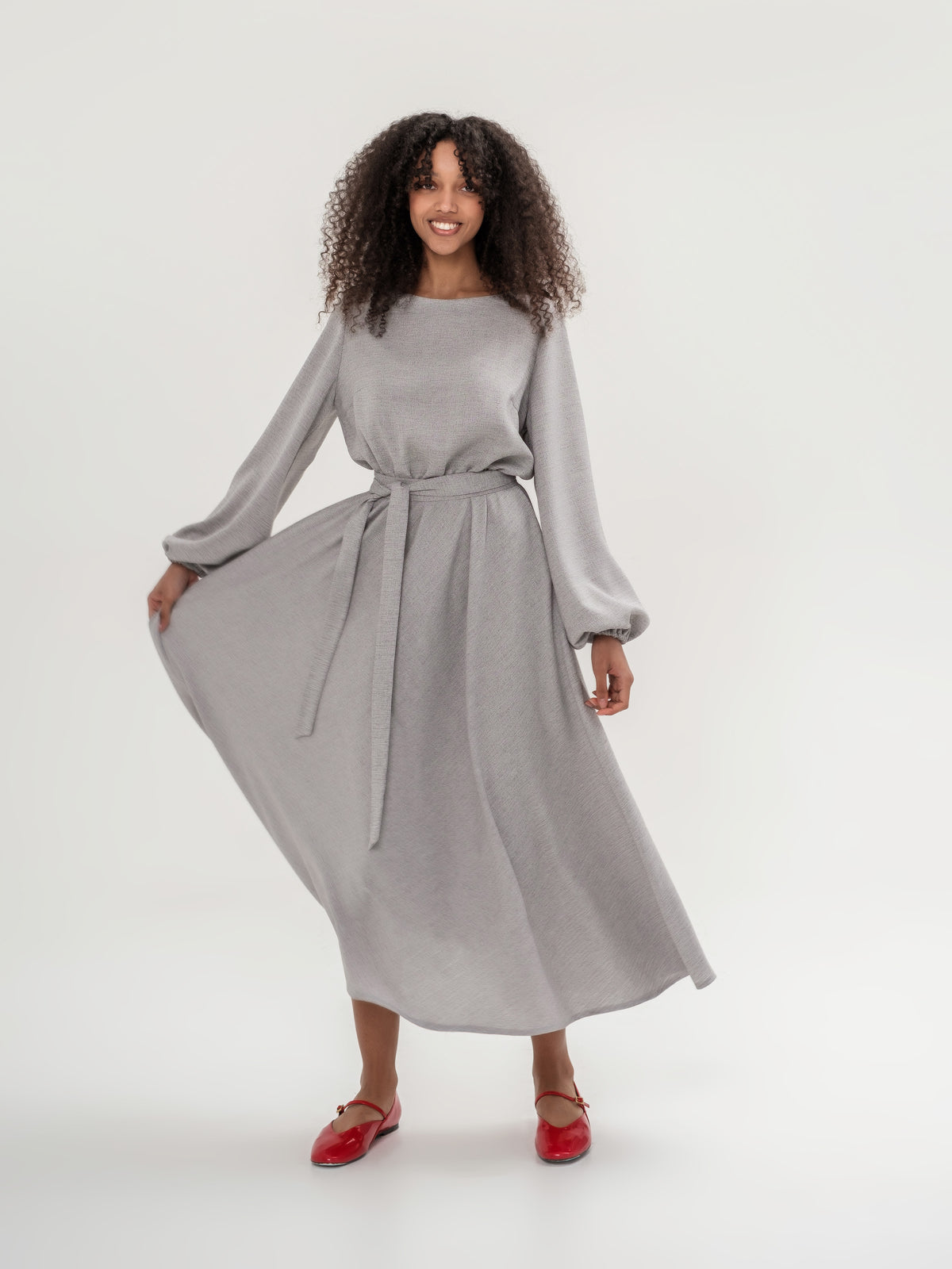 Light grey dress with long sleeves with tie belt