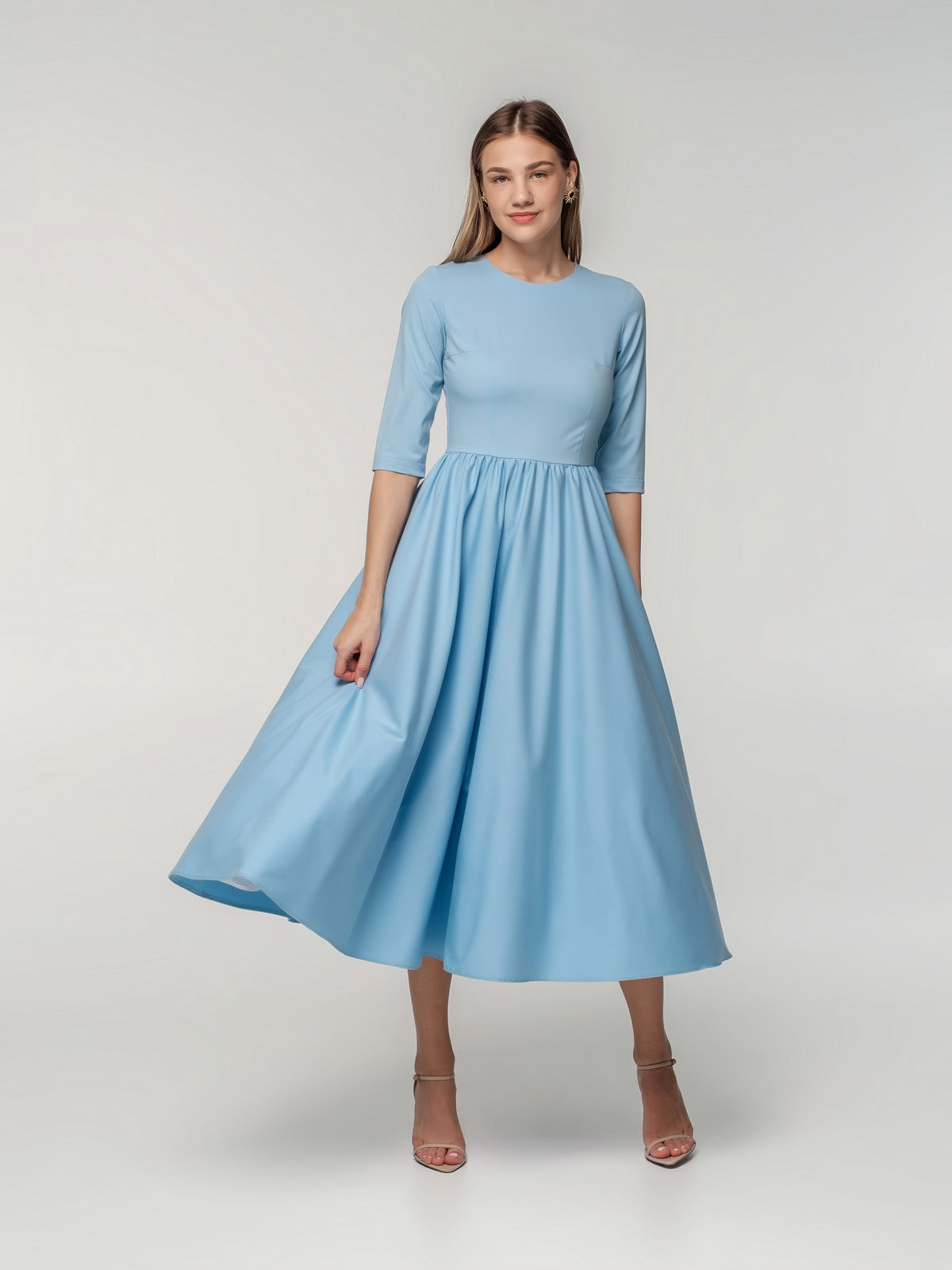 Classic dress with sleeves and voluptuous skirt